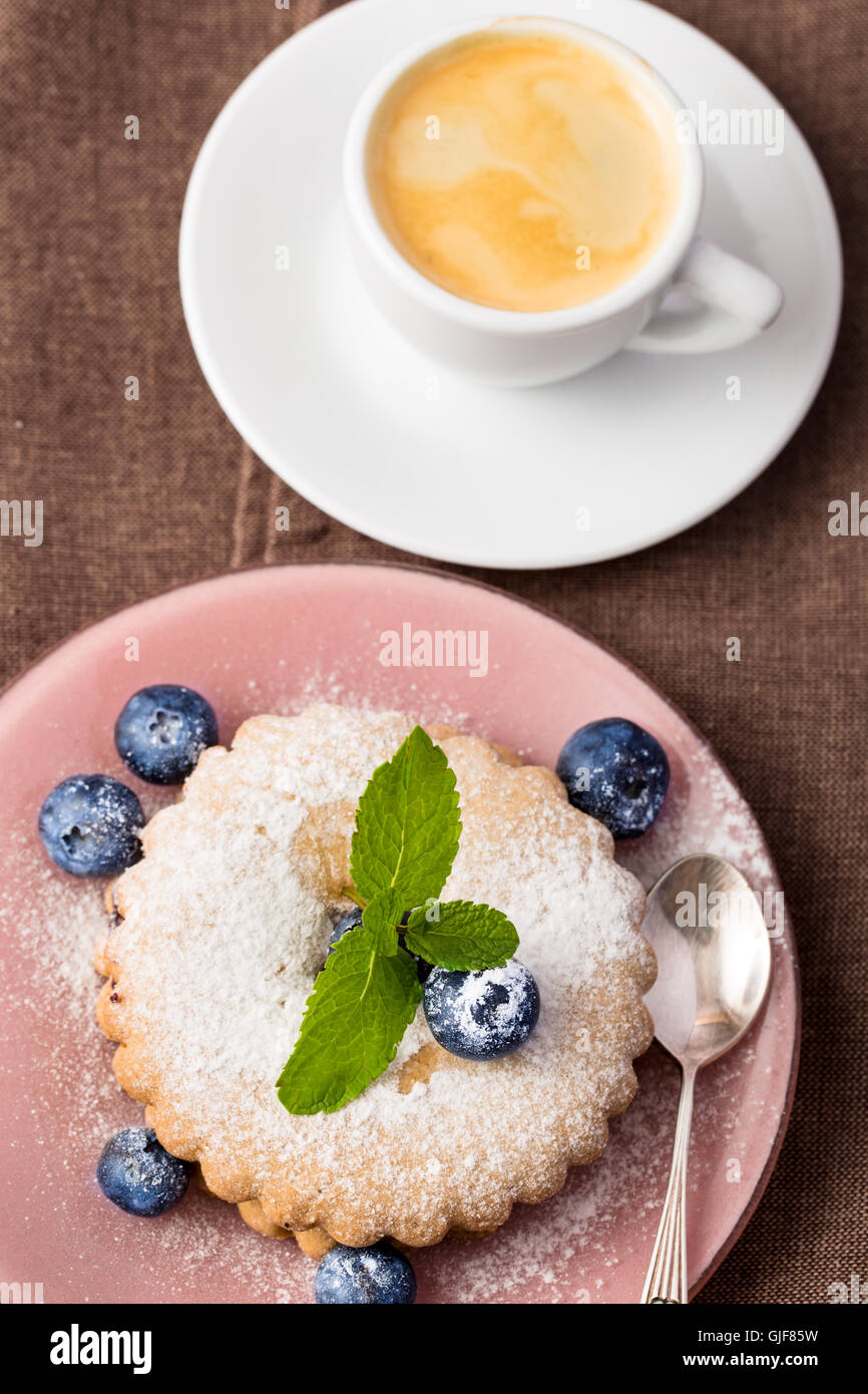 Heidelbeer-Cookie und Kaffee Tasse Stockfoto