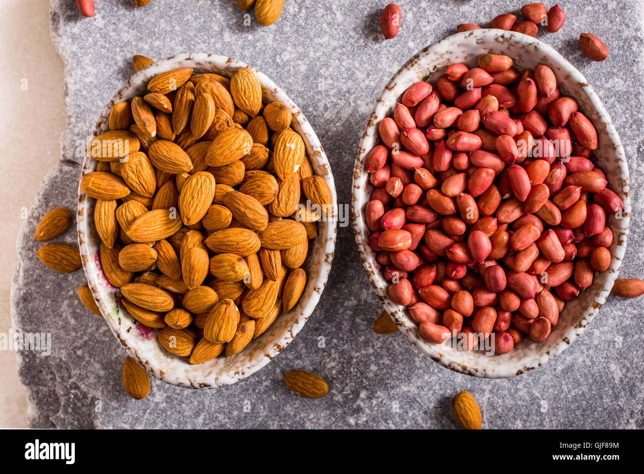 Schalen von geschälten Erdnüssen und Mandeln oben Stockfoto