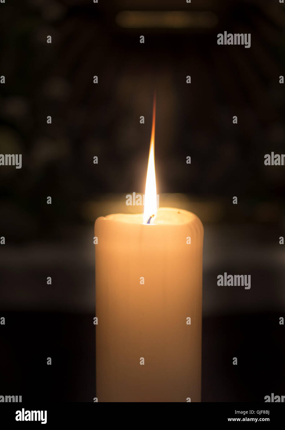 Brennenden Kerze auf dunklen Stockfoto