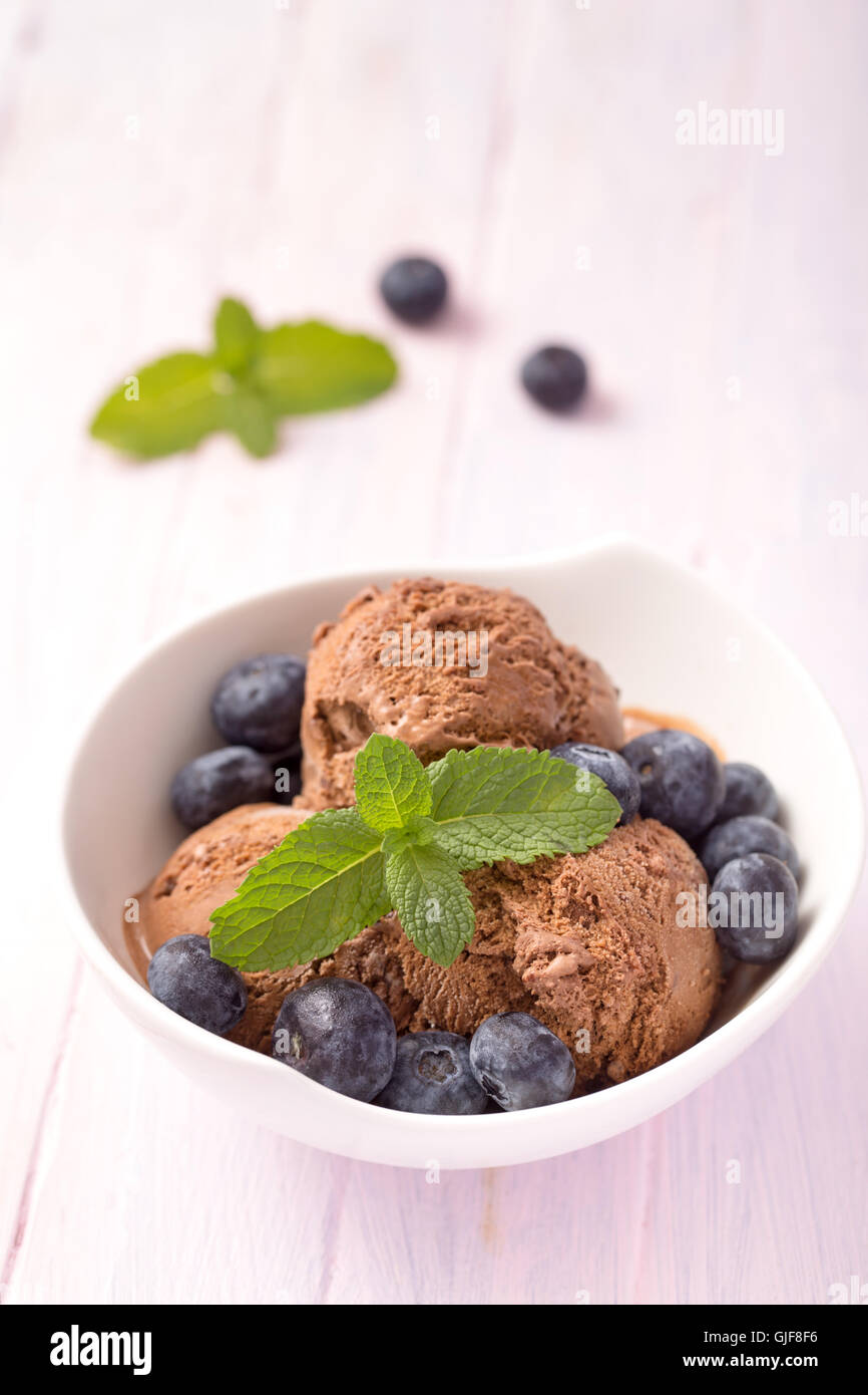 Schokoladeneis mit Heidelbeeren closeup Stockfoto