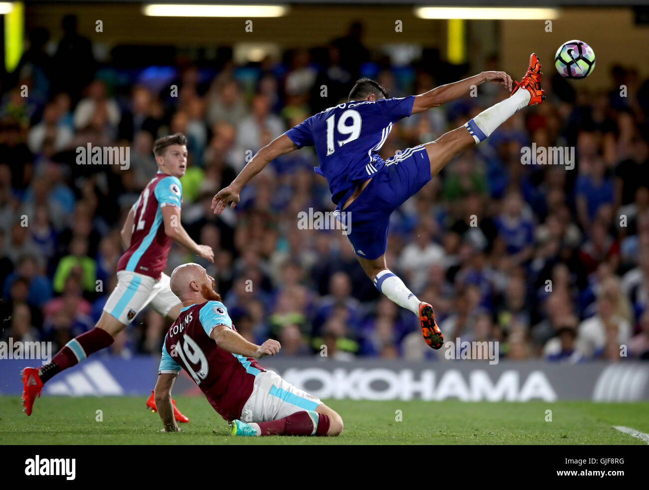 Chelseas Diego Costa erstreckt sich über den Ball vor West Ham United James Collins während der Premier-League-Spiel an der Stamford Bridge, London. Stockfoto