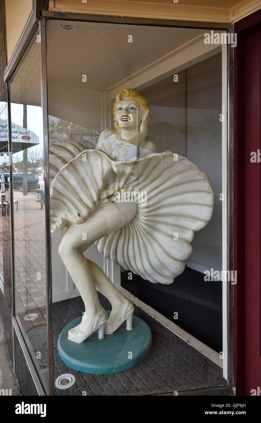 Aussenansicht des historischen Roxy Theatre in Bingara, New South Wales, new South Wales, Australien mit Statue von Marilyn Monroe im Fenster Stockfoto