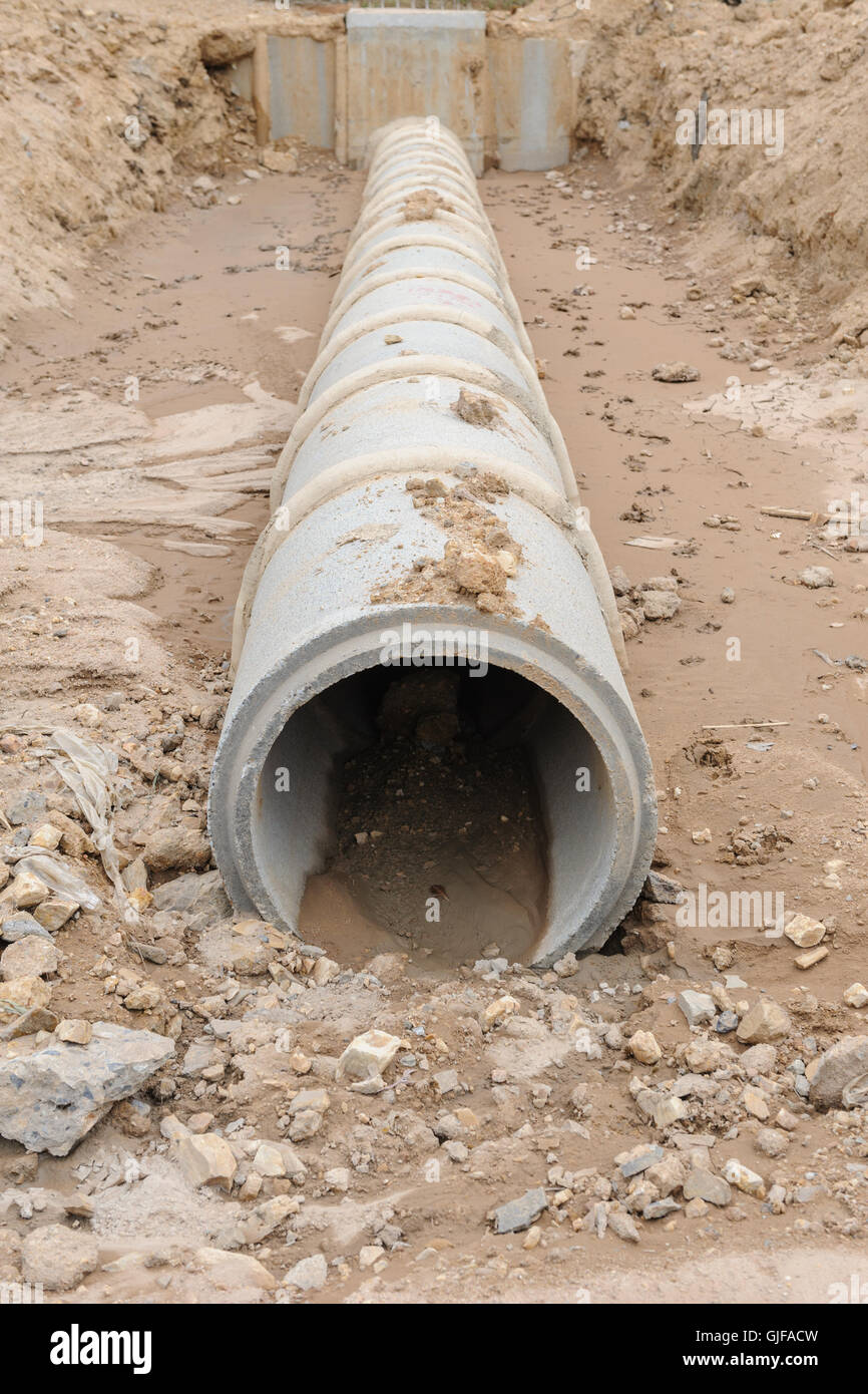 Konkrete Drainagerohr im Bau Stockfoto