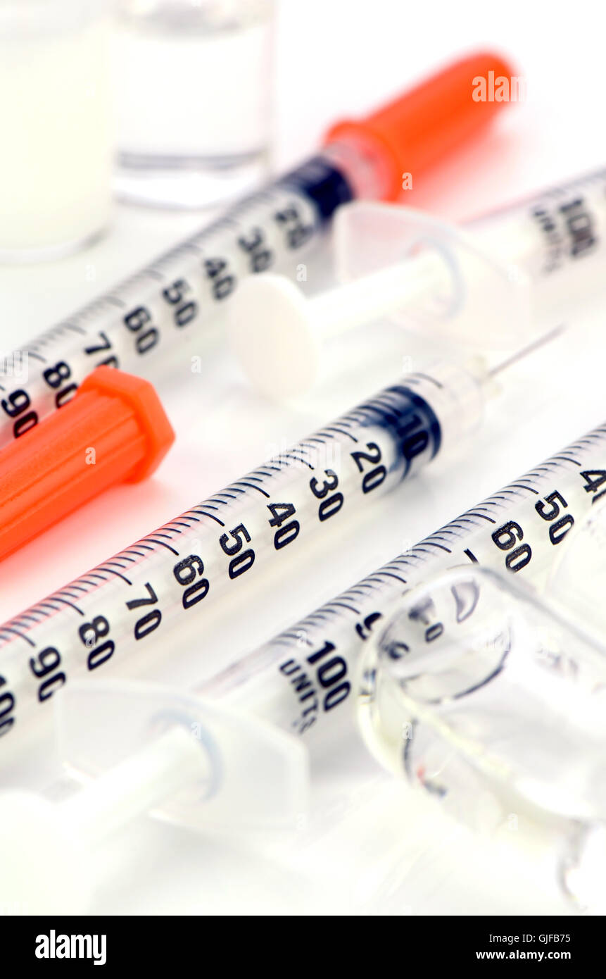 Insulin-Spritze mit 29G. Nadel auf weißem Hintergrund. Stockfoto