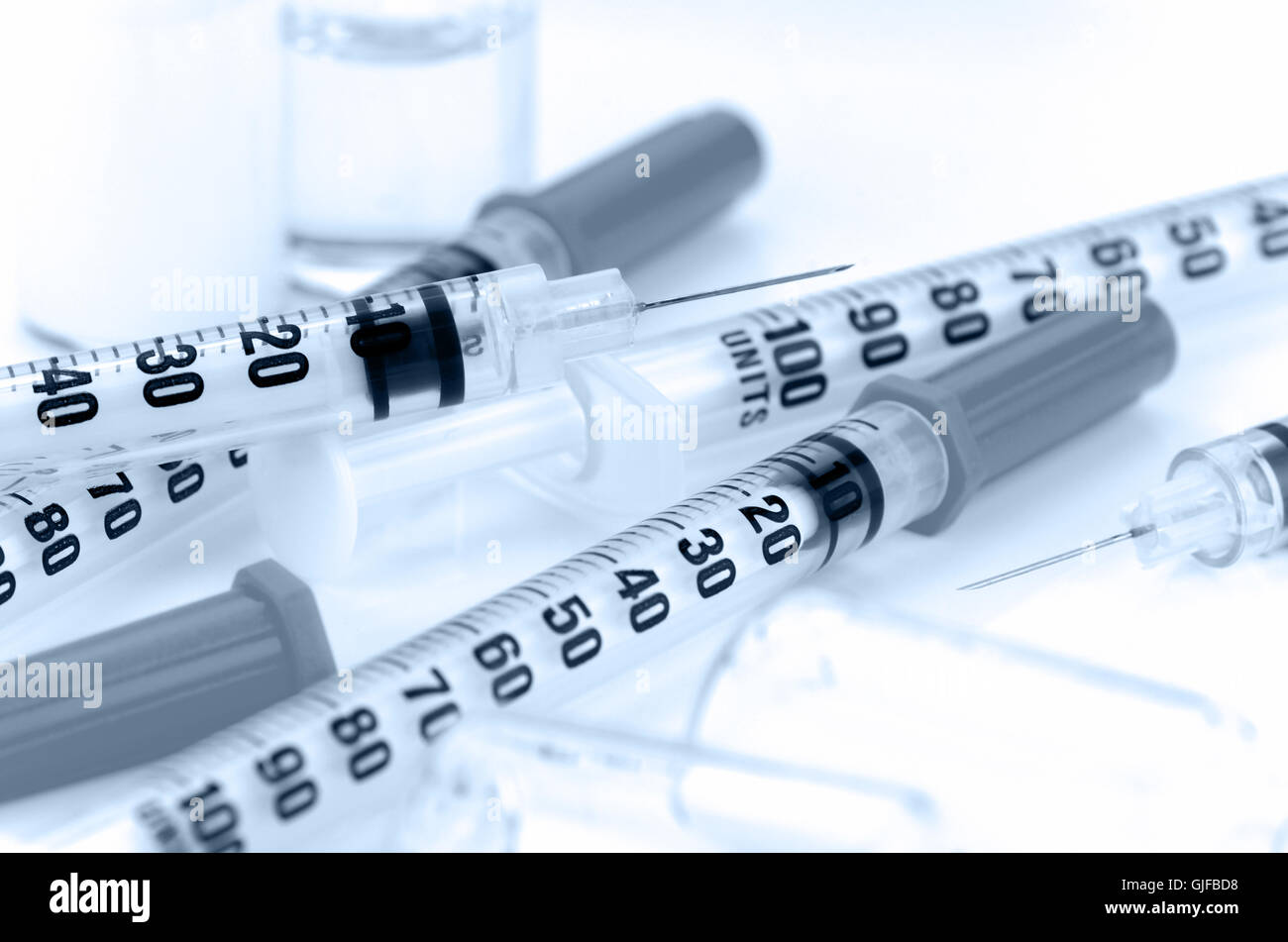 Insulin-Spritze mit 29G. Nadel auf weißem Hintergrund. Stockfoto