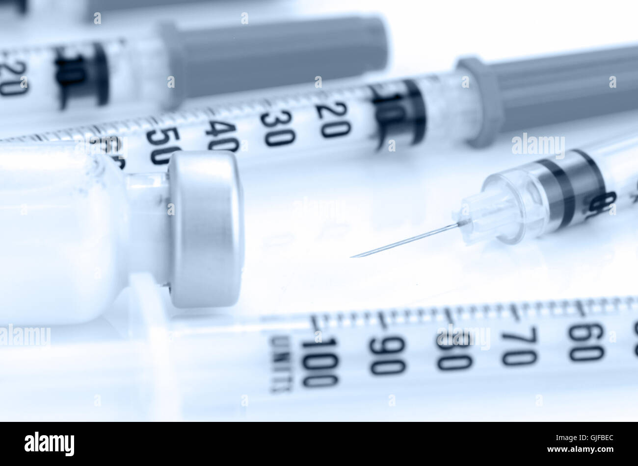 Insuin Injektion und Insulin Spritze mit 29G. Nadel auf weißem Hintergrund. Stockfoto