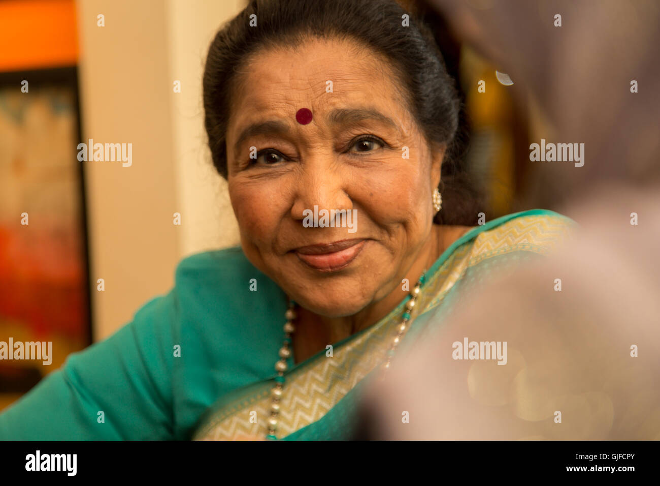 DUBAI, VAE - 30. Mai 2015: Asha Bhosle, gemeinhin als Ashaji, der Legendry indischen Sänger bei einem Besuch in Dubai Stockfoto