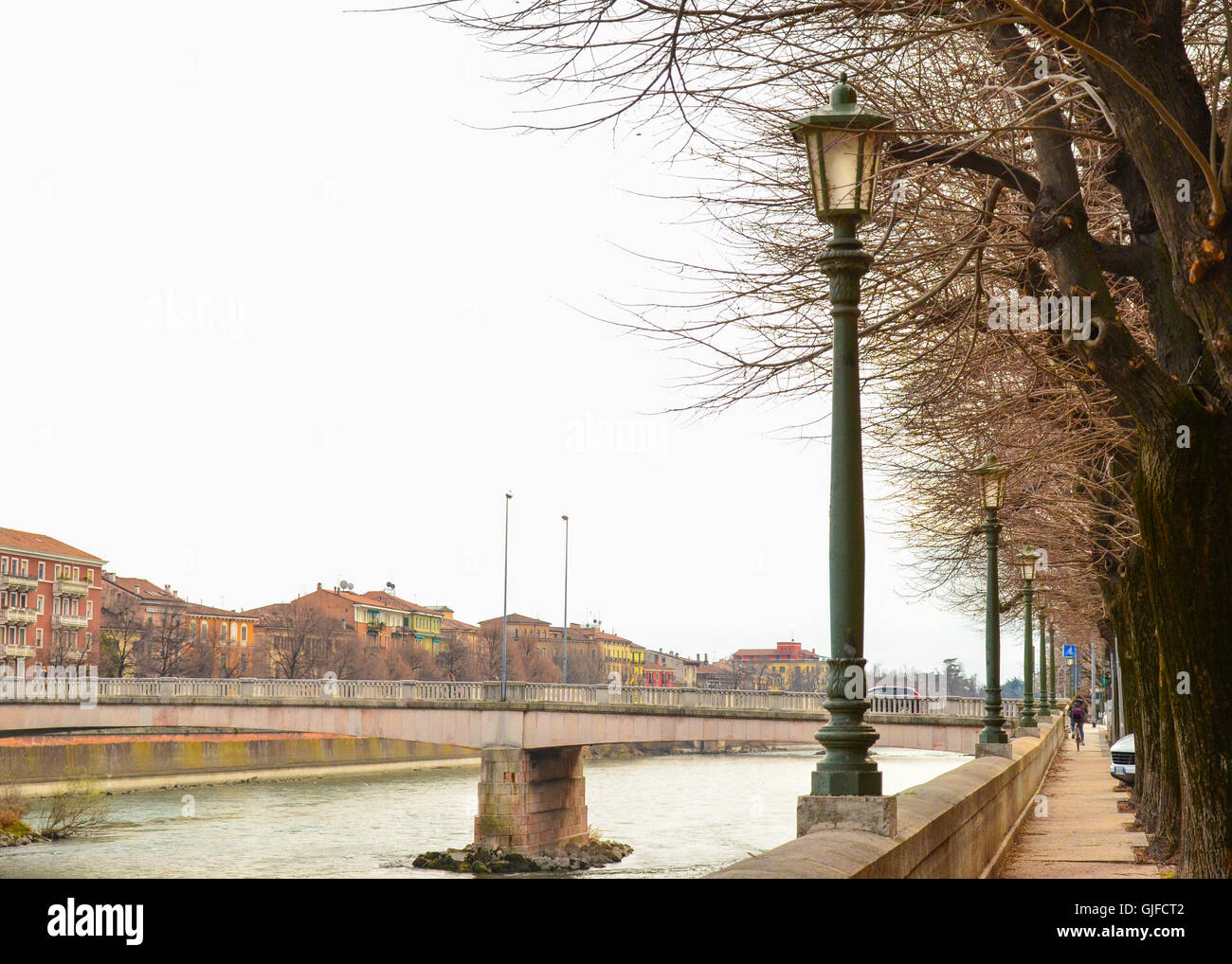 Traditionelle bunte Häuser am Ufer der Etsch, Verona, Italien Stockfoto