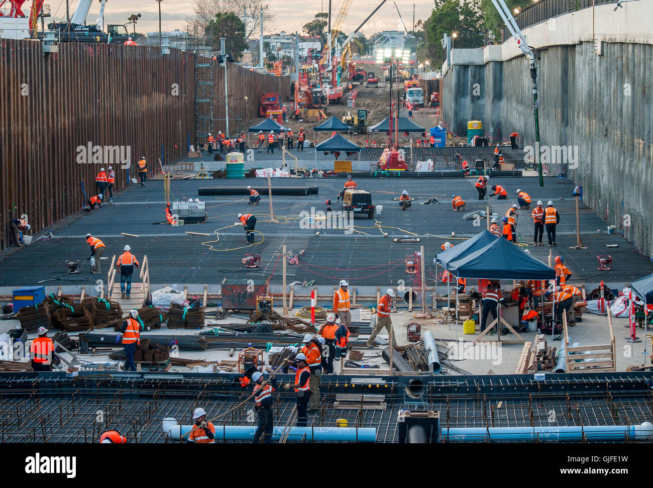 Bauarbeiten im Gange, Bahnübergänge auf s-Bahnlinien, Melbourne, Australien zu entfernen Stockfoto
