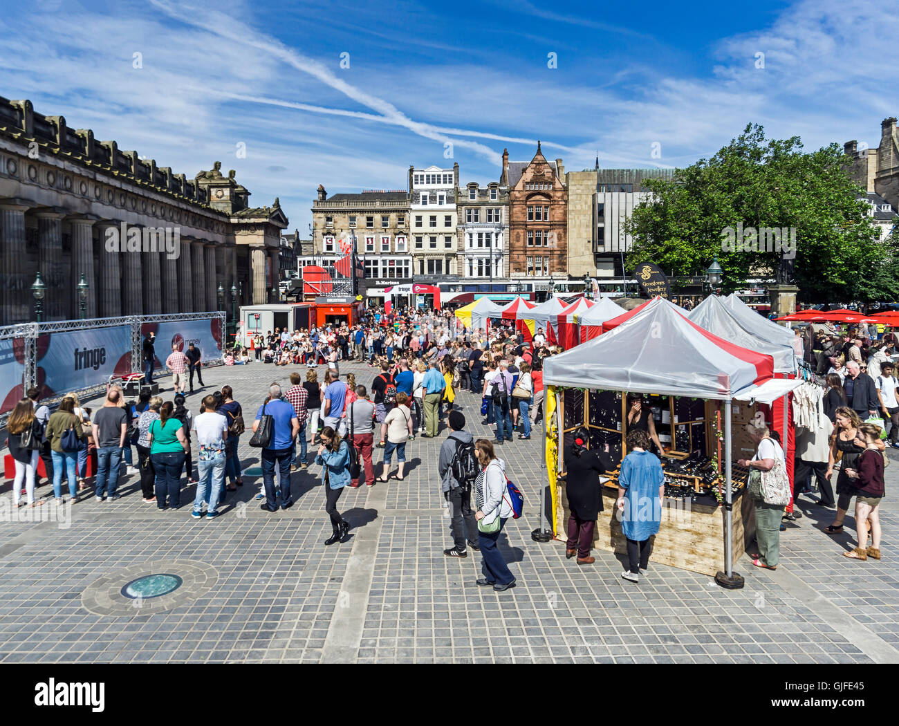 Der Hügel mit Künstlern und Zelt Verkaufsstellen am Edinburgh Festival Fringe 2016 Edinburgh Schottland Stockfoto