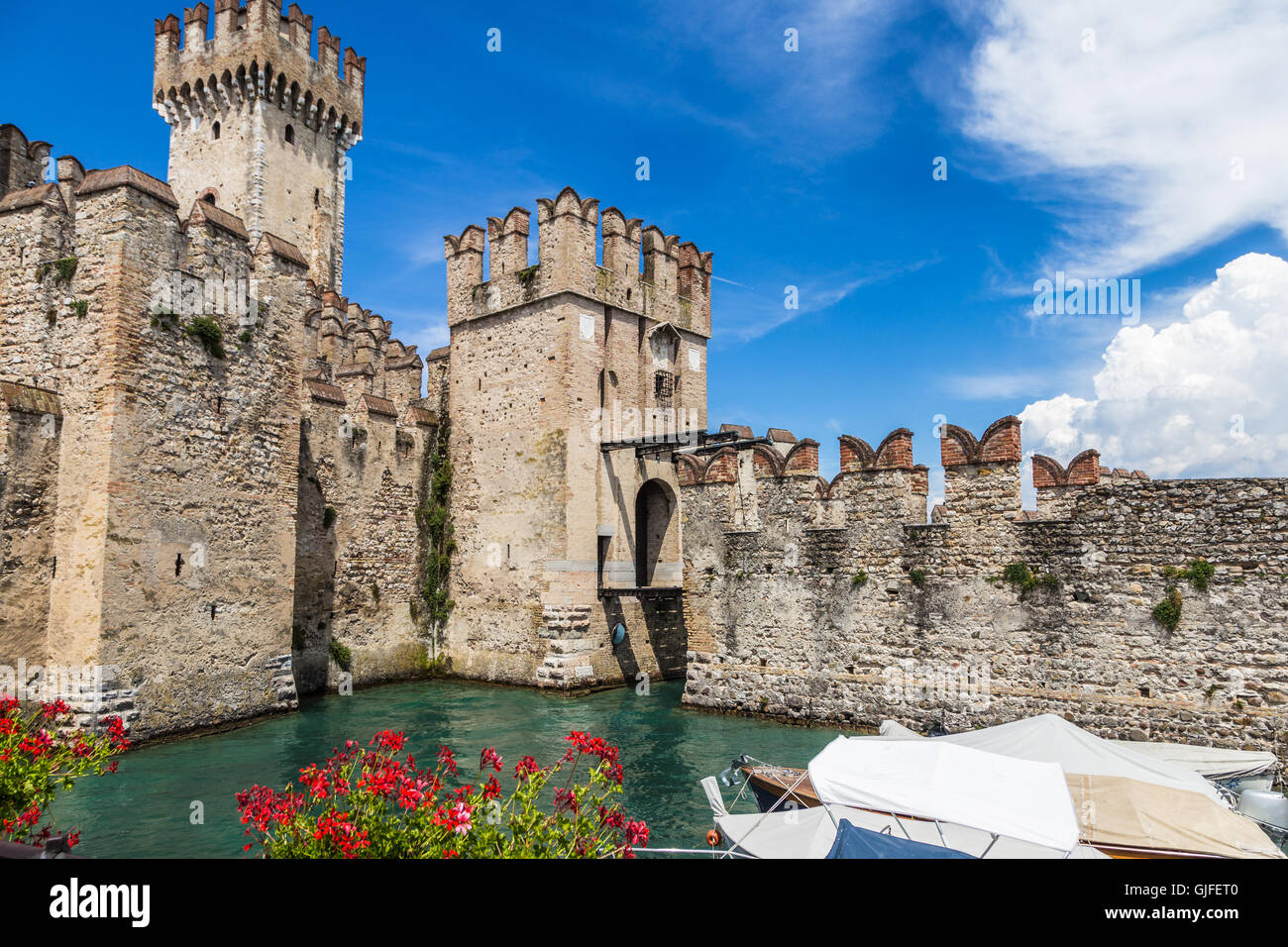 Scaligero Burg bewacht den Eingang des mittelalterlichen Städtchens Sirmione am Gardasee in der Lombardei in Norditalien. Stockfoto