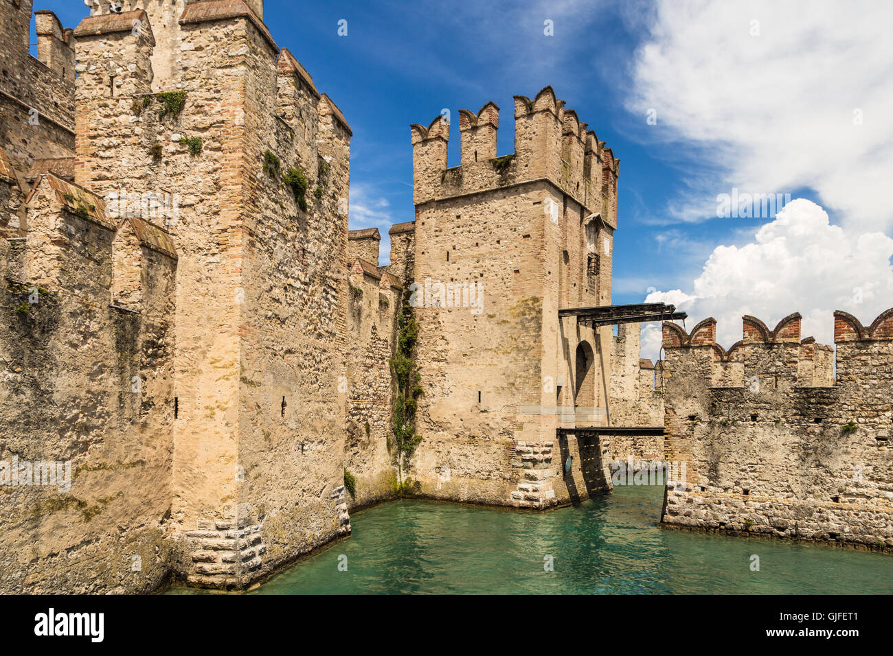 Scaligero Burg bewacht den Eingang des mittelalterlichen Städtchens Sirmione am Gardasee in der Lombardei in Norditalien. Stockfoto