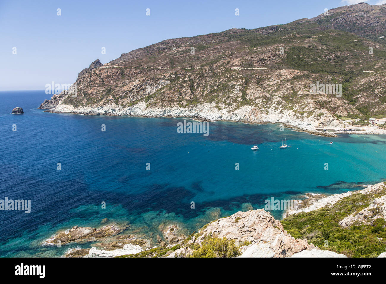 Idyllische Bucht entlang der Küste von Korsika in Frankreich nahe dem Dorf von Ile Rousse. Stockfoto