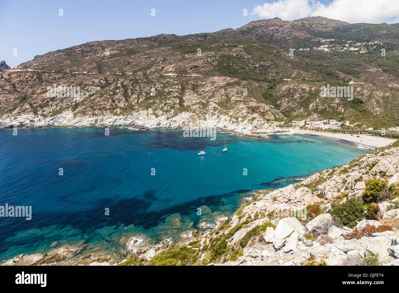 Idyllische Bucht entlang der Küste von Korsika in Frankreich nahe dem Dorf von Ile Rousse. Stockfoto