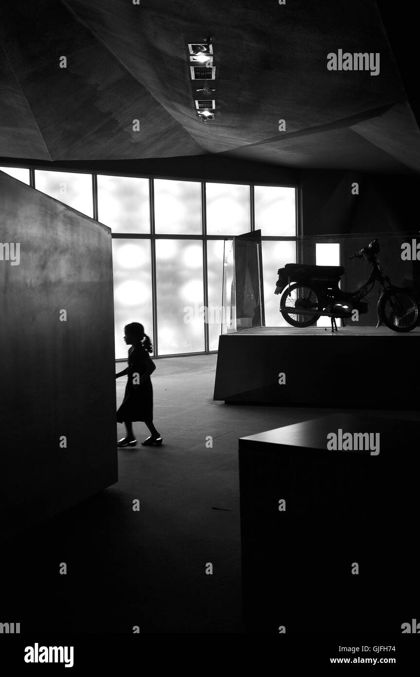 ein kleines Mädchen ging im museum Stockfoto