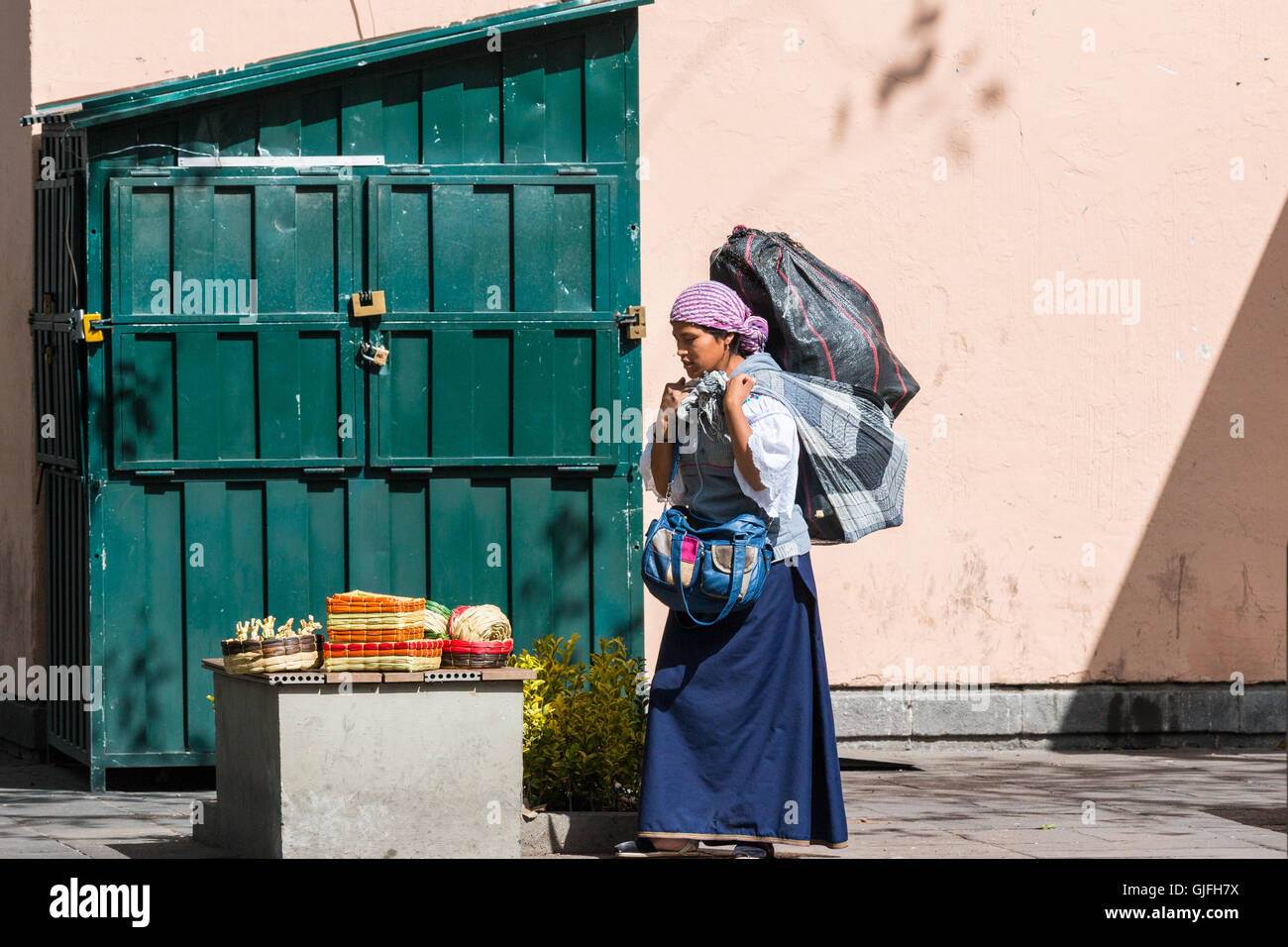 Straßenhändler in der Altstadt, Quito, Ecuador Stockfoto