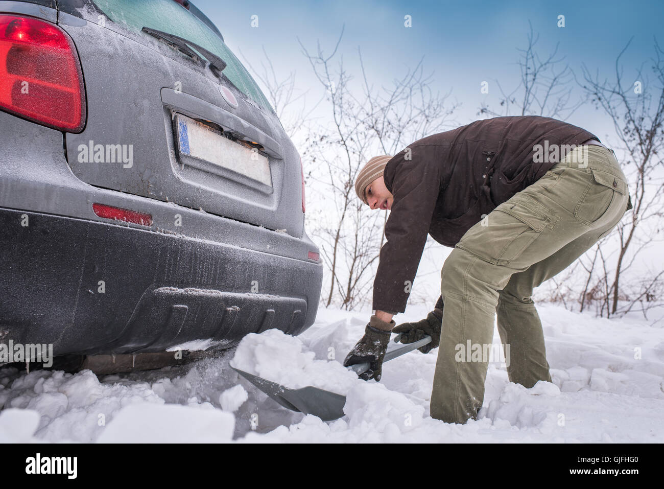Mann im schnee festgefahren -Fotos und -Bildmaterial in hoher Auflösung ...