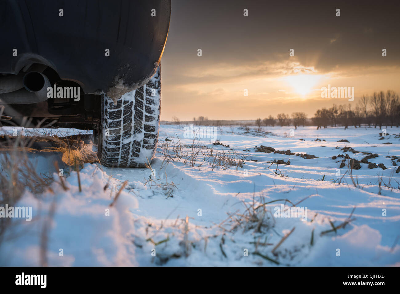 Autoreifen auf Winterdienst Stockfoto