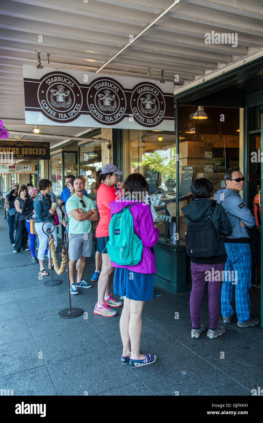 Leute in der Schlange kommt man in den Original Starbucks Kaffee Ort gegründet 1971 am Pike Place Market in Seattle, USA Stockfoto