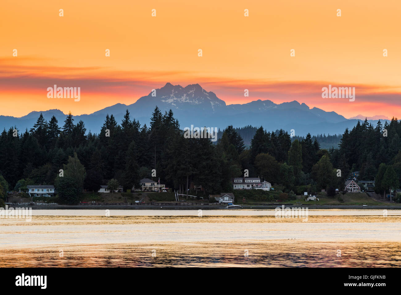 Malerischer Sonnenuntergang über die Olympic Peninsula Berge, Bremerton, Halbinsel Kitsap, Washington, USA Stockfoto