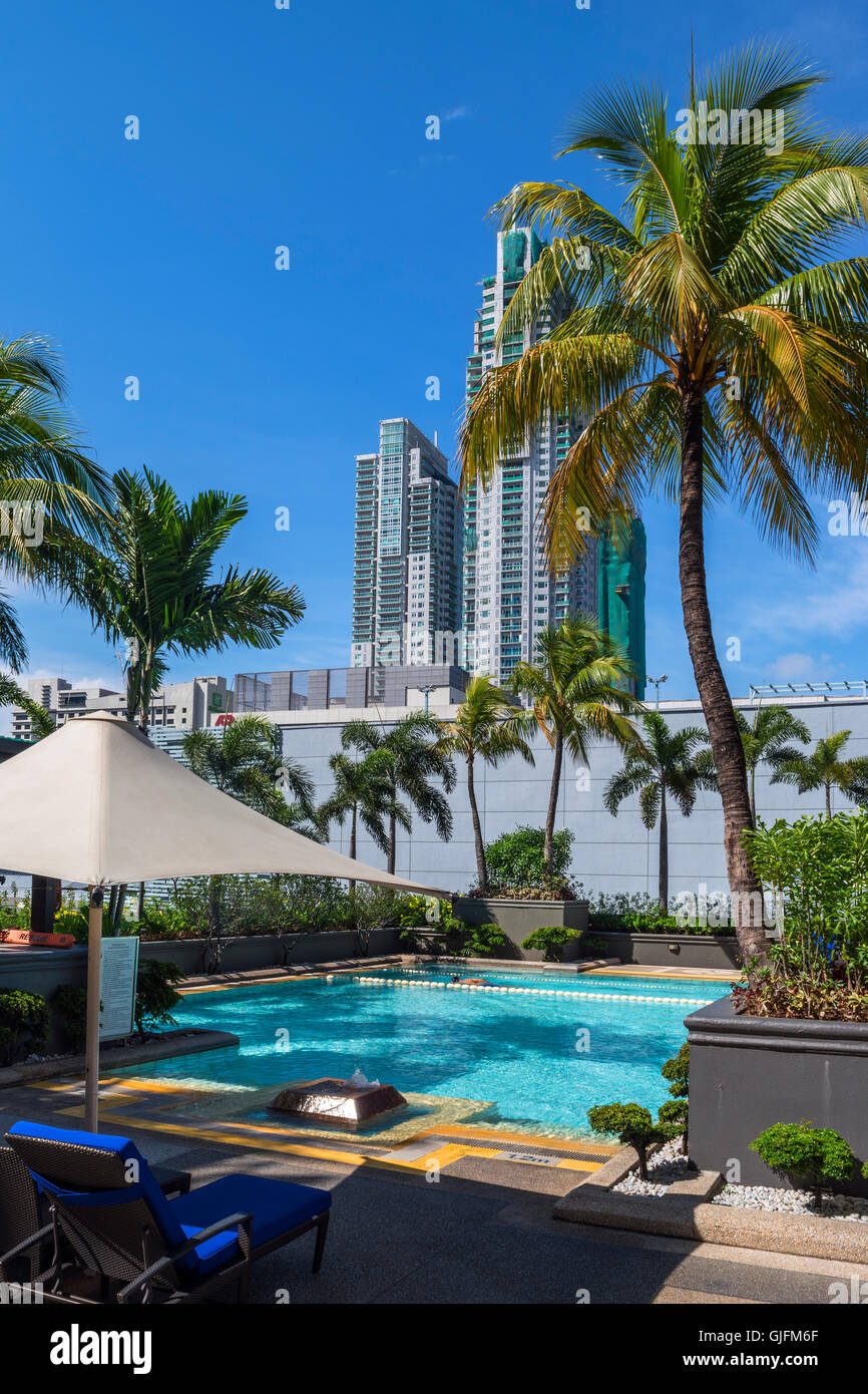 Shangri-La Hotel-Pool, Makati, Manila, mit Hochhaus, Philippinen Stockfoto