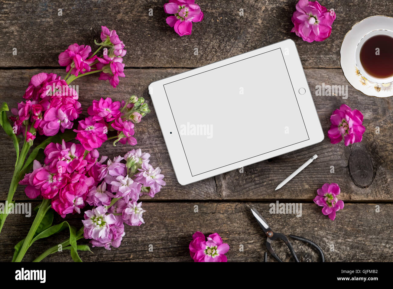 Gestylte Mock-up Flatlay Stockfotografie, hölzernen Hintergrund, Tablet-Gerät um Ihr Business, social Media oder Blog-Nachricht platzieren Stockfoto