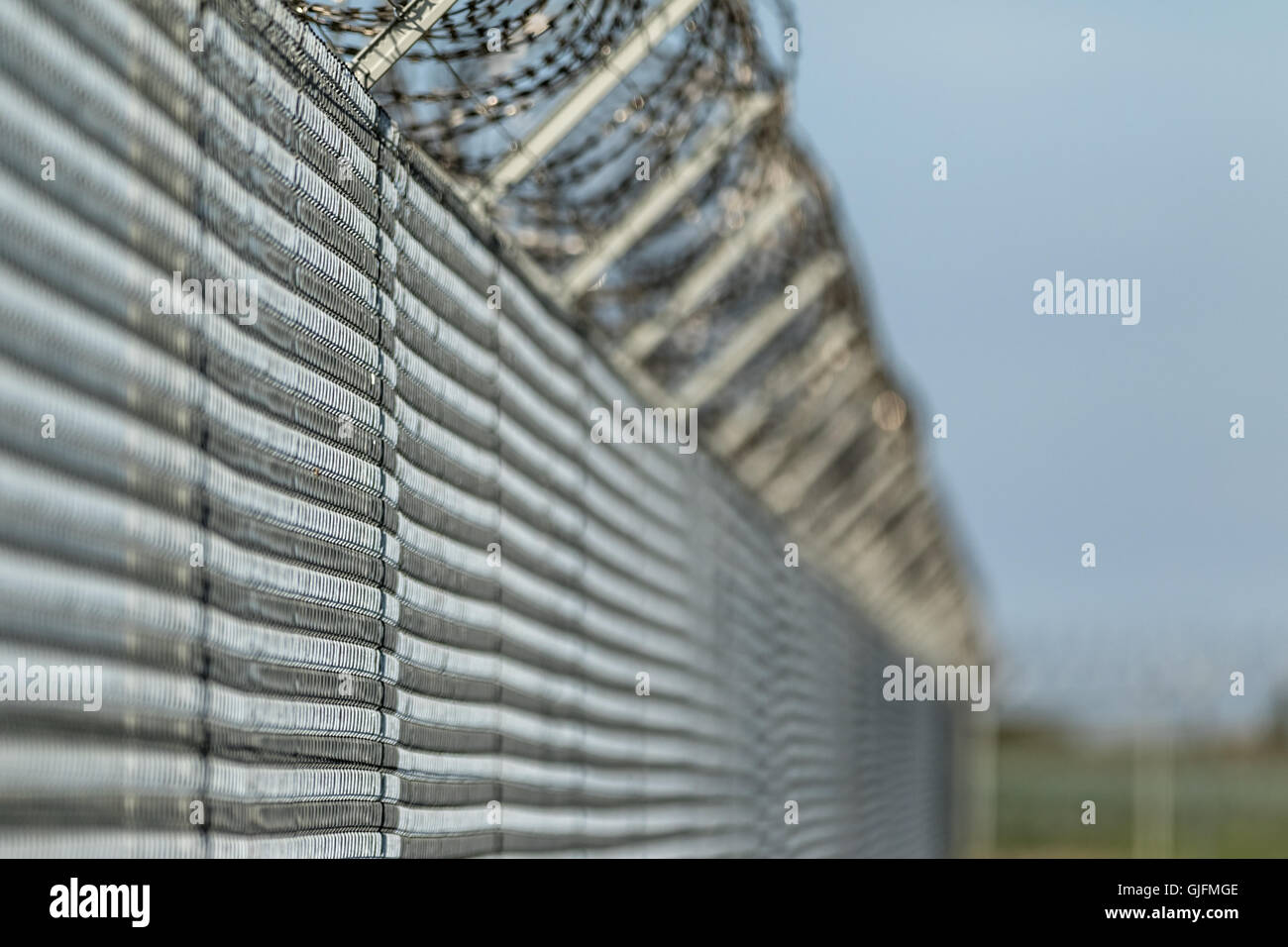 Barbwire Zaun gegen illegale Einwanderung Konzept Bild Stockfoto