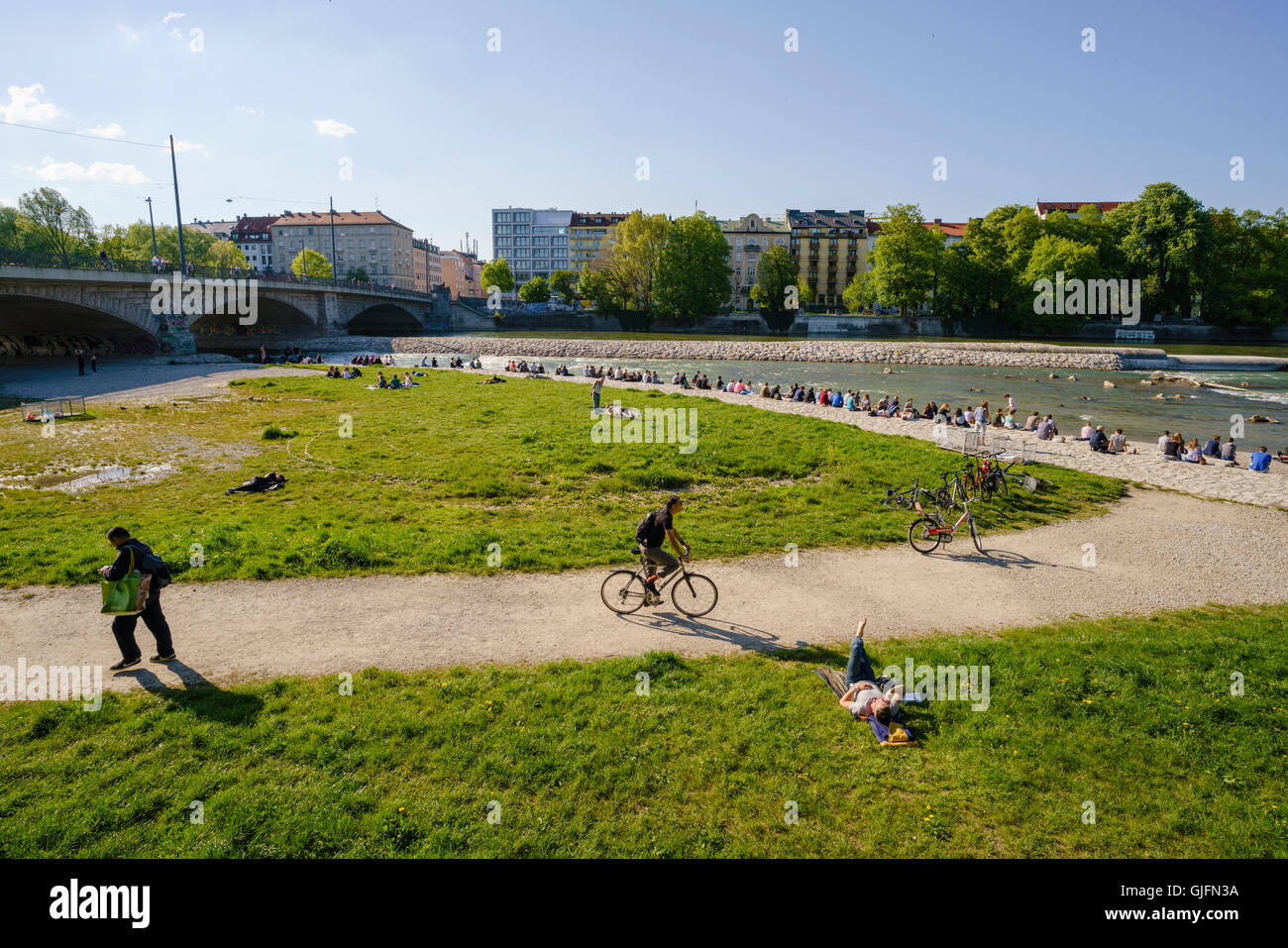 Beschäftigt Frühling oder Sommer Szene an den Ufern der Isar in München. Die Menschen sitzen auf dem Wasser entspannen. Stockfoto