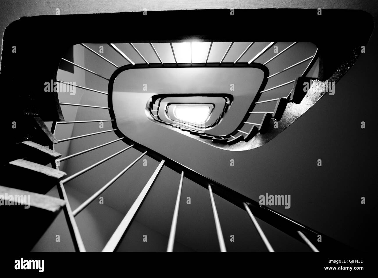 B&W Treppe, spiralförmig nach oben. Stockfoto