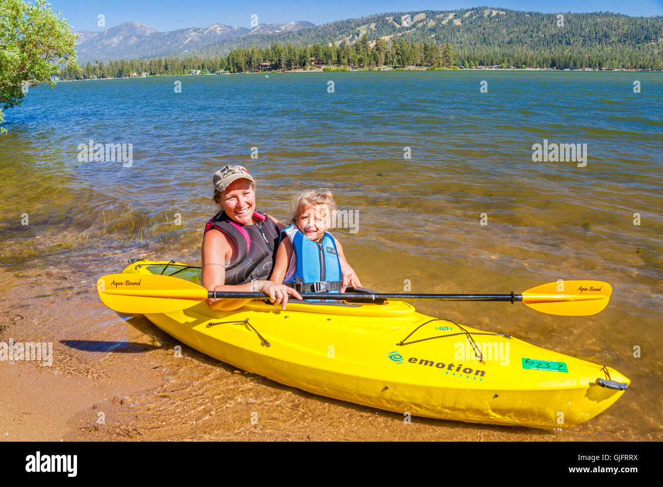 Mutter und Mädchen im Kajak auf Big Bear Lake in Südkalifornien Stockfoto