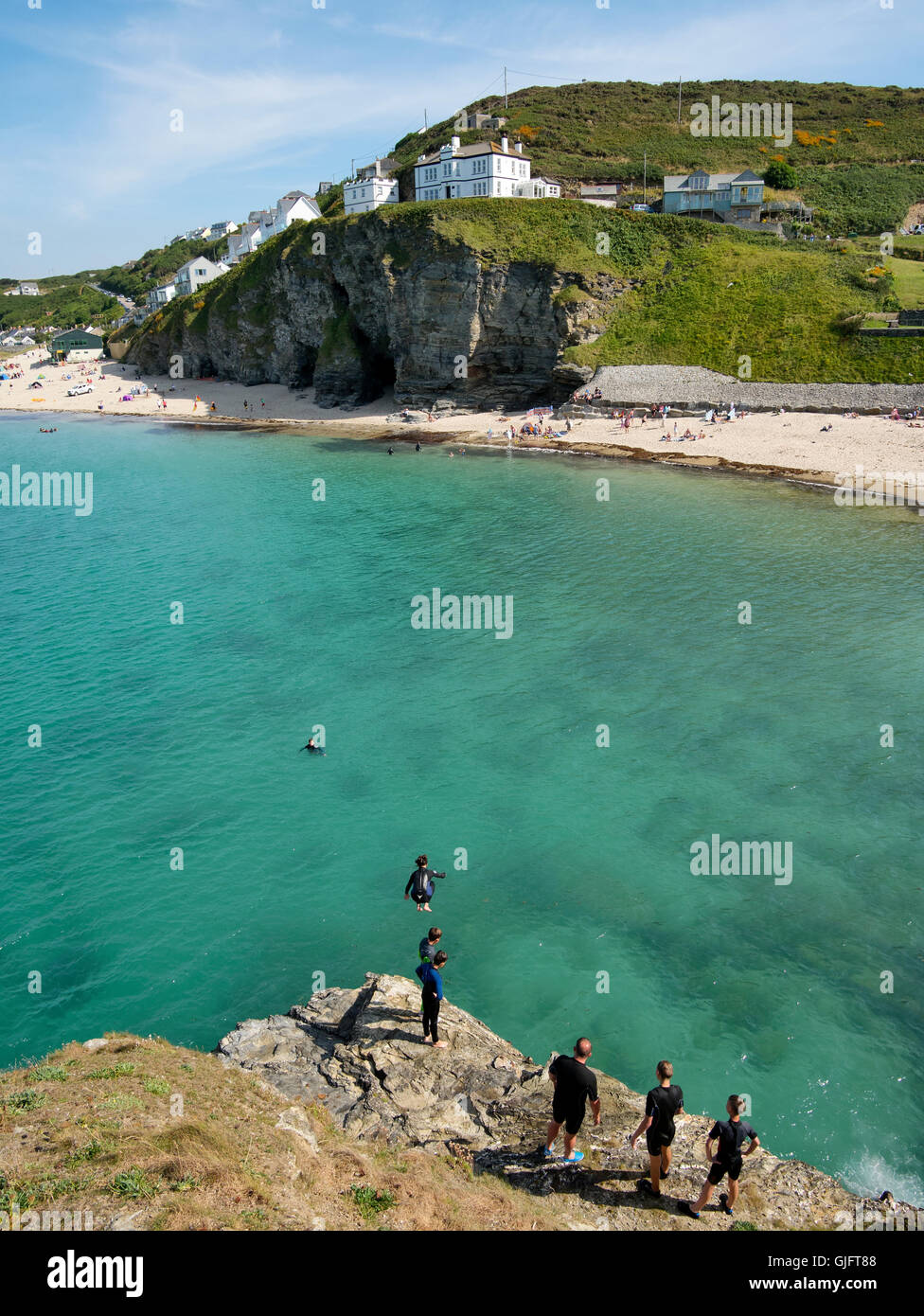 Kinder springen das Meer bei Flut in Portreath, Cornwall England UK. Stockfoto