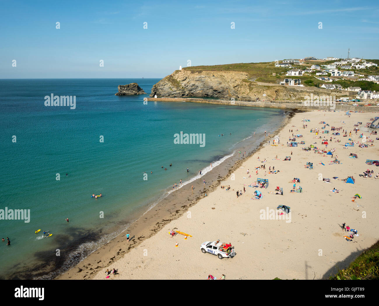 Portreath Strand in der Nähe von Flut in Cornwall, England. Blick von einer Klippe an einem sonnigen Sommertag. Stockfoto