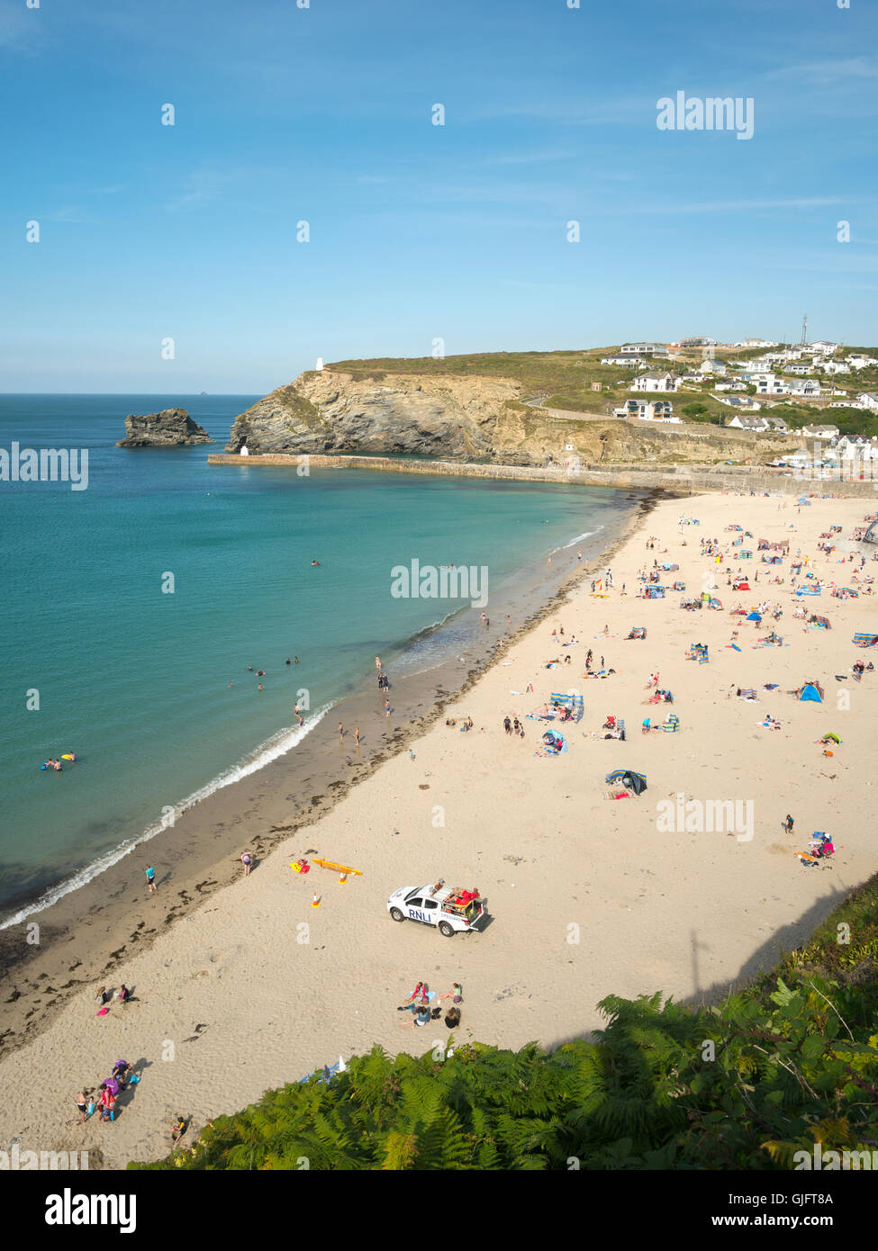 Portreath Strand in der Nähe von Flut in Cornwall, England. Blick von einer Klippe an einem sonnigen Sommertag. Stockfoto