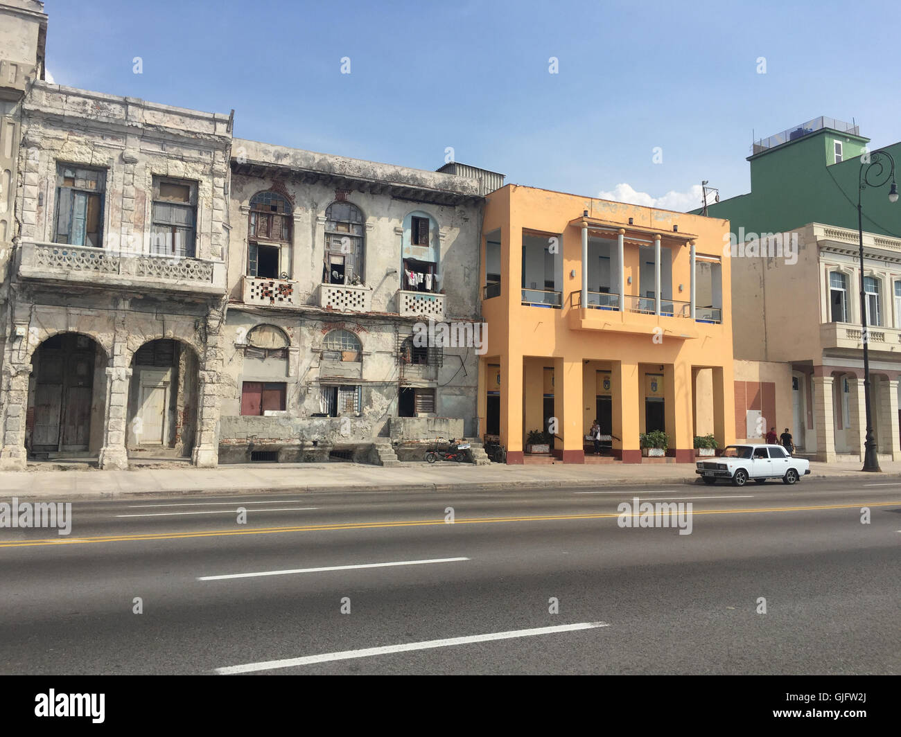 Ein Blick auf die Gebäude, neue und alte, entlang des Malecón in Havanna, Kuba. 2016. Stockfoto