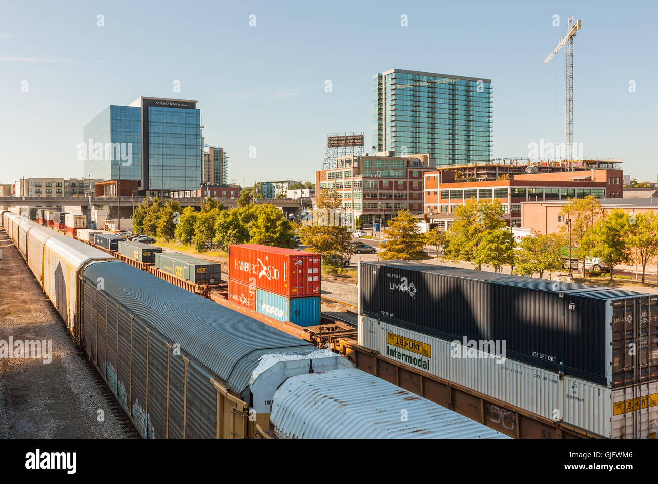 Double-Stack intermodal Triebwagen mit Containern und Autoracks mit Autos sitzen auf CSX Anschlussgleise in der Innenstadt von Nashville, Tennessee. Stockfoto