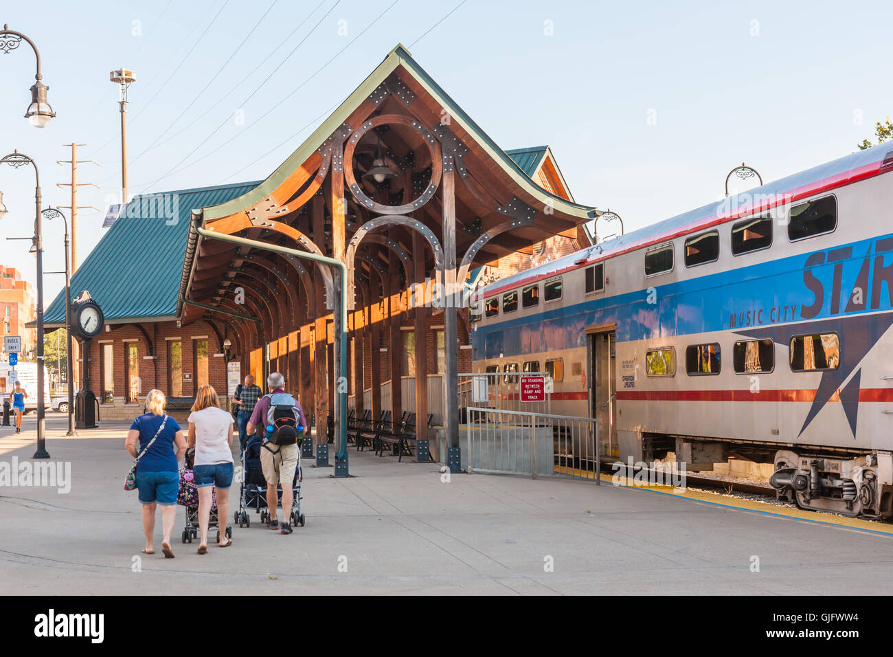 Familienoberhäupter in die Innenstadt nach dem Aussteigen aus der Music City Star s-Bahn Haltestelle am Flussufer in Nashville, Tennessee. Stockfoto