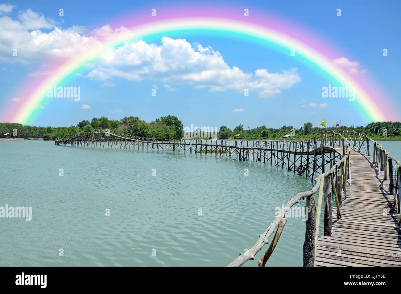 Vom Menschen verursachte Holzbrücke über den See. Stockfoto