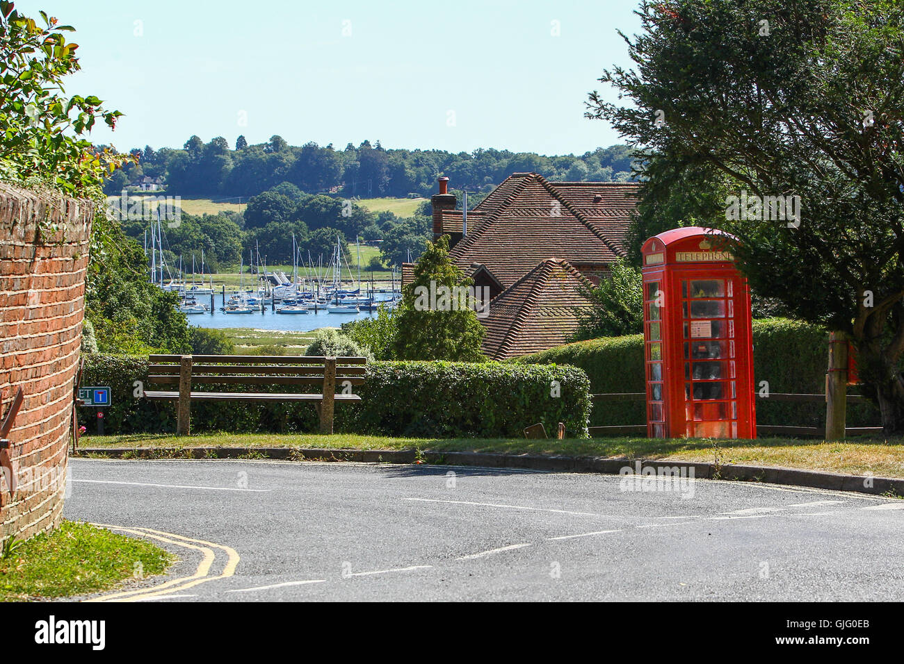Rote Telefonzelle mit Blick auf den Fluss Hamble in alten Bursledon genommen Stockfoto
