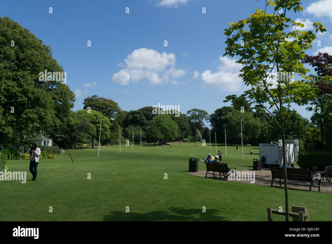 Menschen, die genießen eines sonnigen Tages in Howard Davis Park,St.Helier,Jersey,Channel Inseln Stockfoto