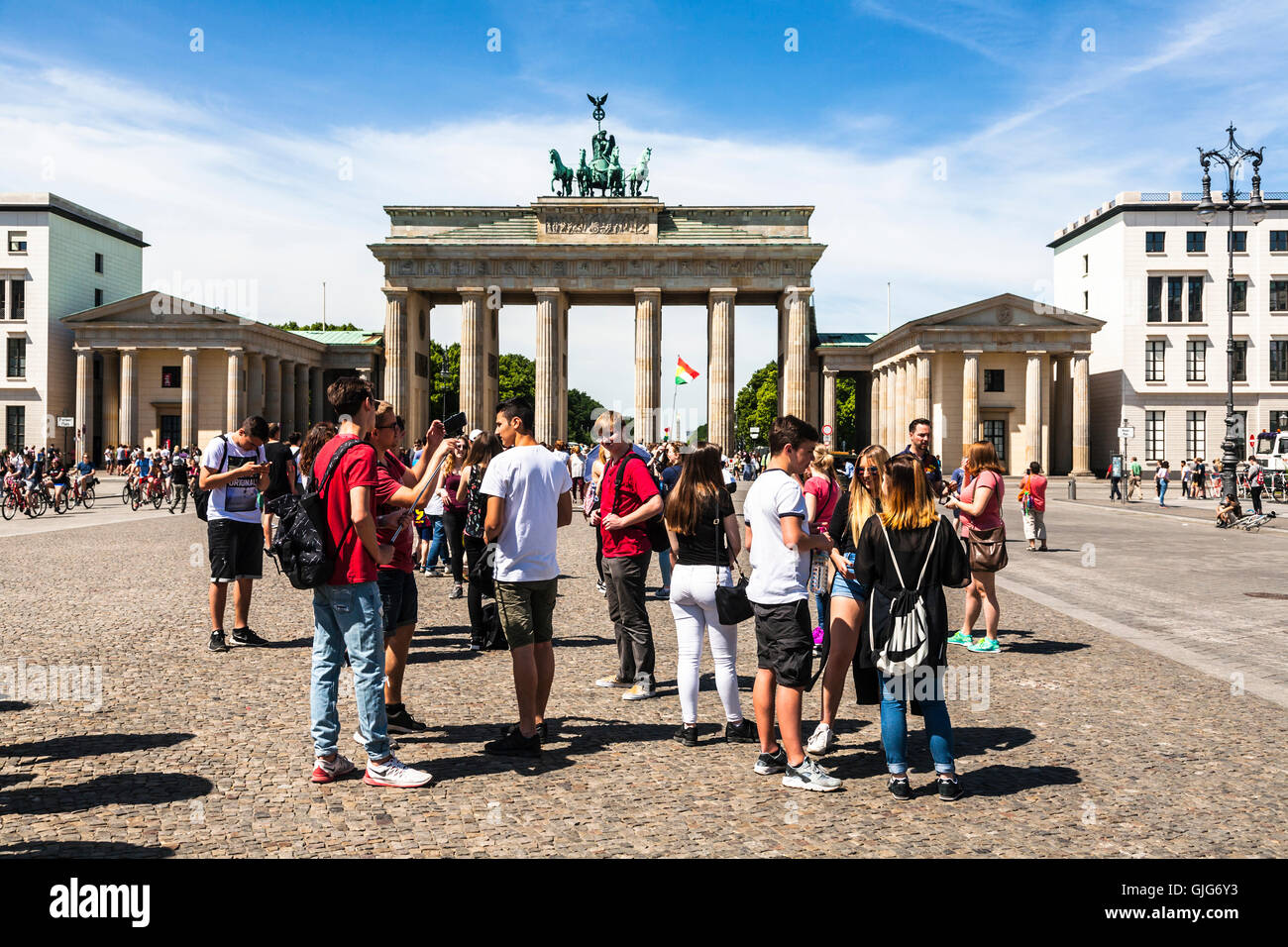 Touristen auf dem Brandenburger Tor, Pariser Platz (Brandenburger Tor), Mitte, Berlin, Deutschland. Stockfoto
