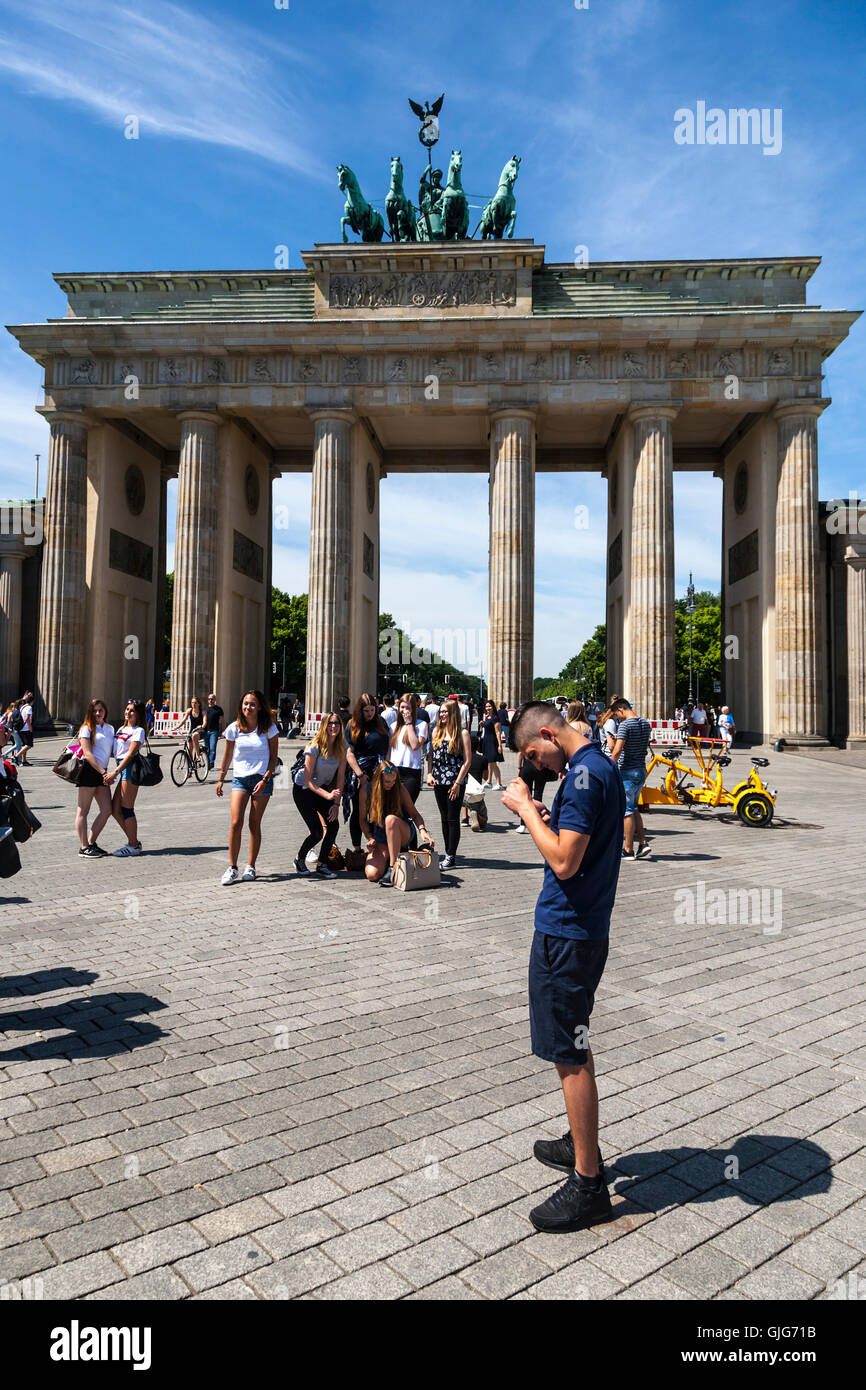 Touristen auf dem Brandenburger Tor, Pariser Platz (Brandenburger Tor), Mitte, Berlin, Deutschland. Stockfoto