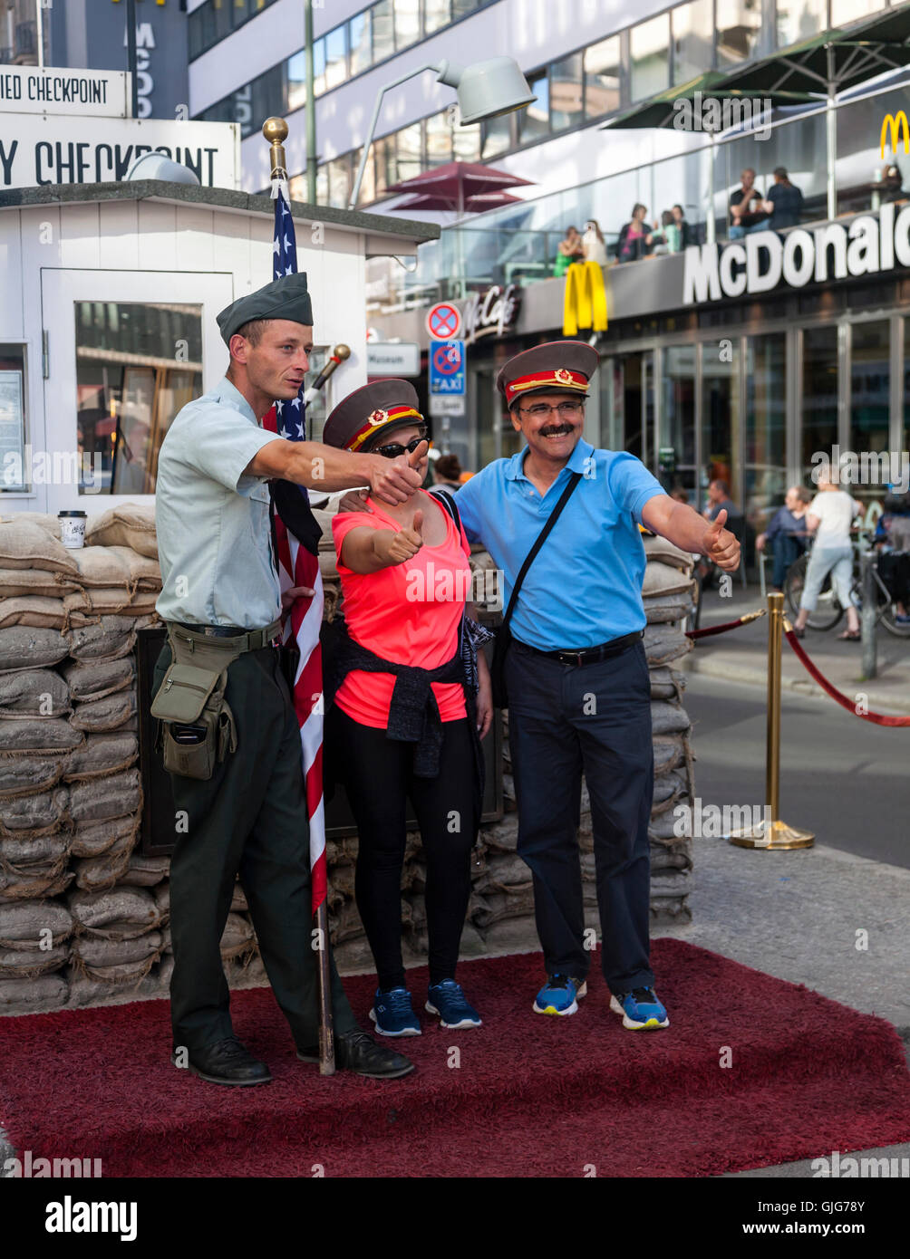Tourist, posiert für ein Foto am Checkpoint Charlie, Mitte, Berlin, Deutschland. Stockfoto