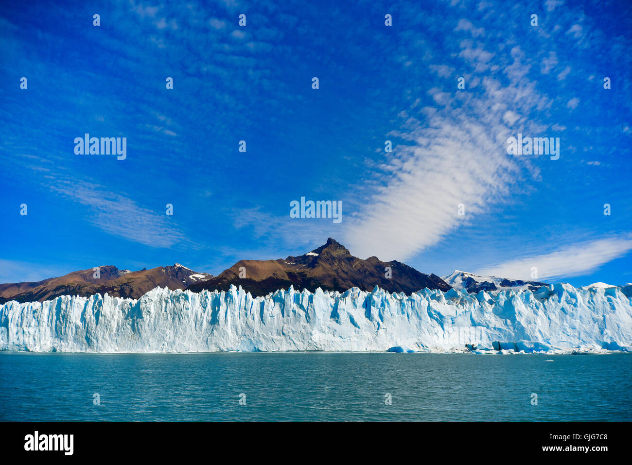 Der Nationalpark Los Glaciares, Argentinien - 21. März 2016: Tagesansicht aus dem Wasser auf dem Perito Moreno Gletscher vor dem moun Stockfoto