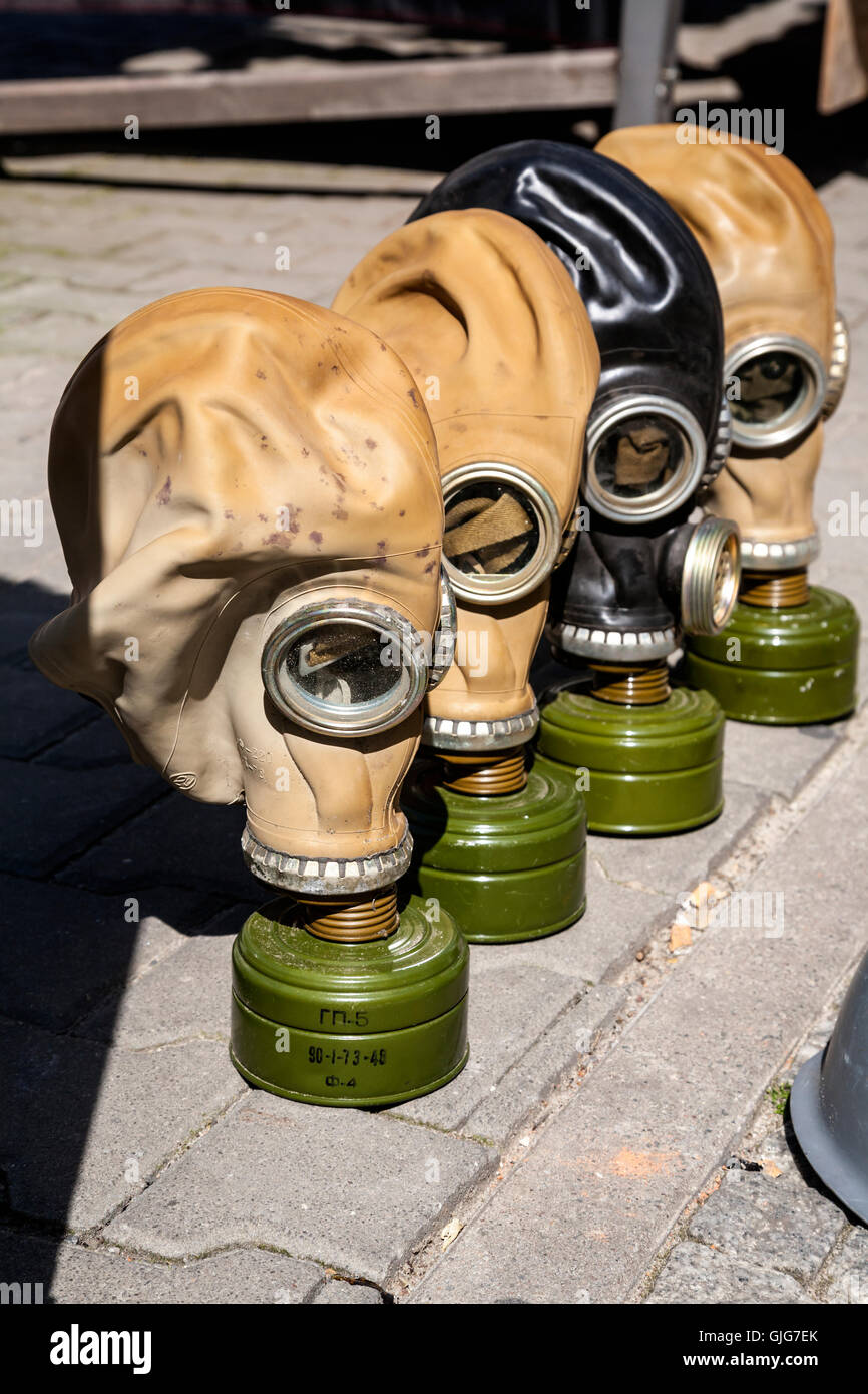 Sowjetische Gasmasken angezeigt auf der Straße für Touristen zu kaufen, Mitte, Berlin, Deutschland. Stockfoto