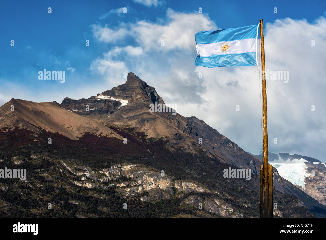 Argentinische Flagge vor dem Berg Cerro Moreno im Nationalpark Los Glaciares, Argentinien Stockfoto