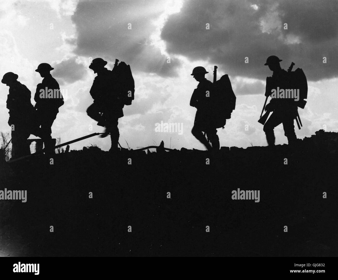 Soldaten der 8. Bataillon, East Yorkshire Regiment gehen bis zu der Linie in der Nähe von Frezenberg, Flandern, Belgien während des ersten Weltkrieges Stockfoto