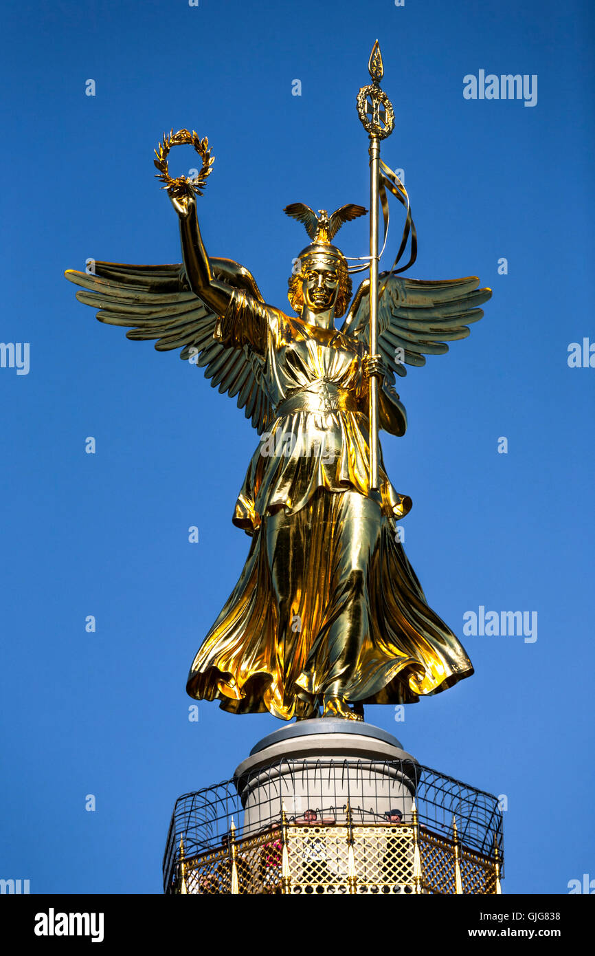 Goldene Statue von Victoria auf der Siegessäule Siegessäule, Tiergarten, Berlin, Deutschland. Stockfoto