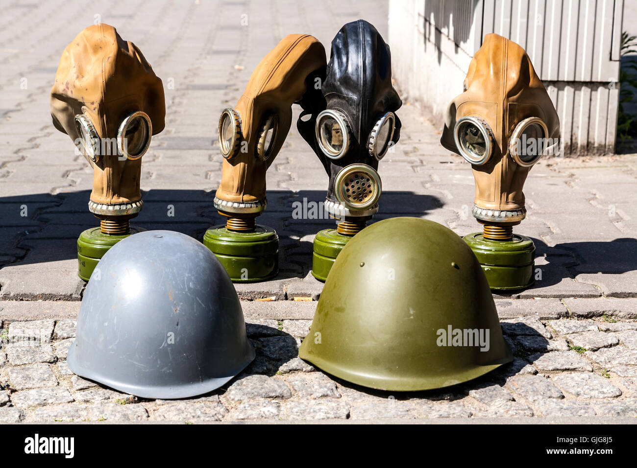 Sowjetischen Stil Gasmasken und Helme angezeigt auf der Straße für Touristen zu kaufen, Mitte, Berlin, Deutschland. Stockfoto