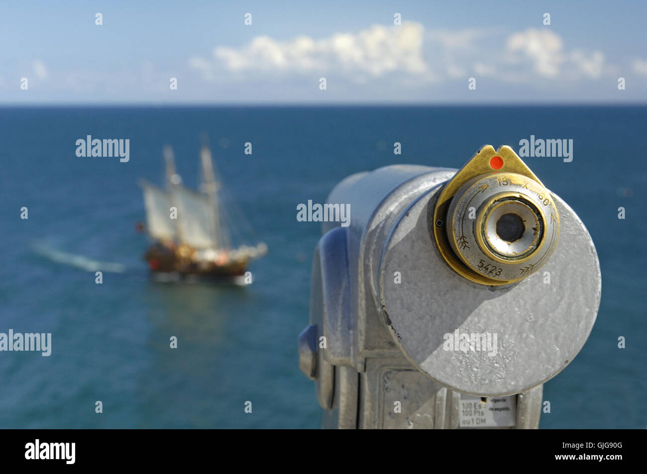 Teleskop und Segelboot Stockfoto