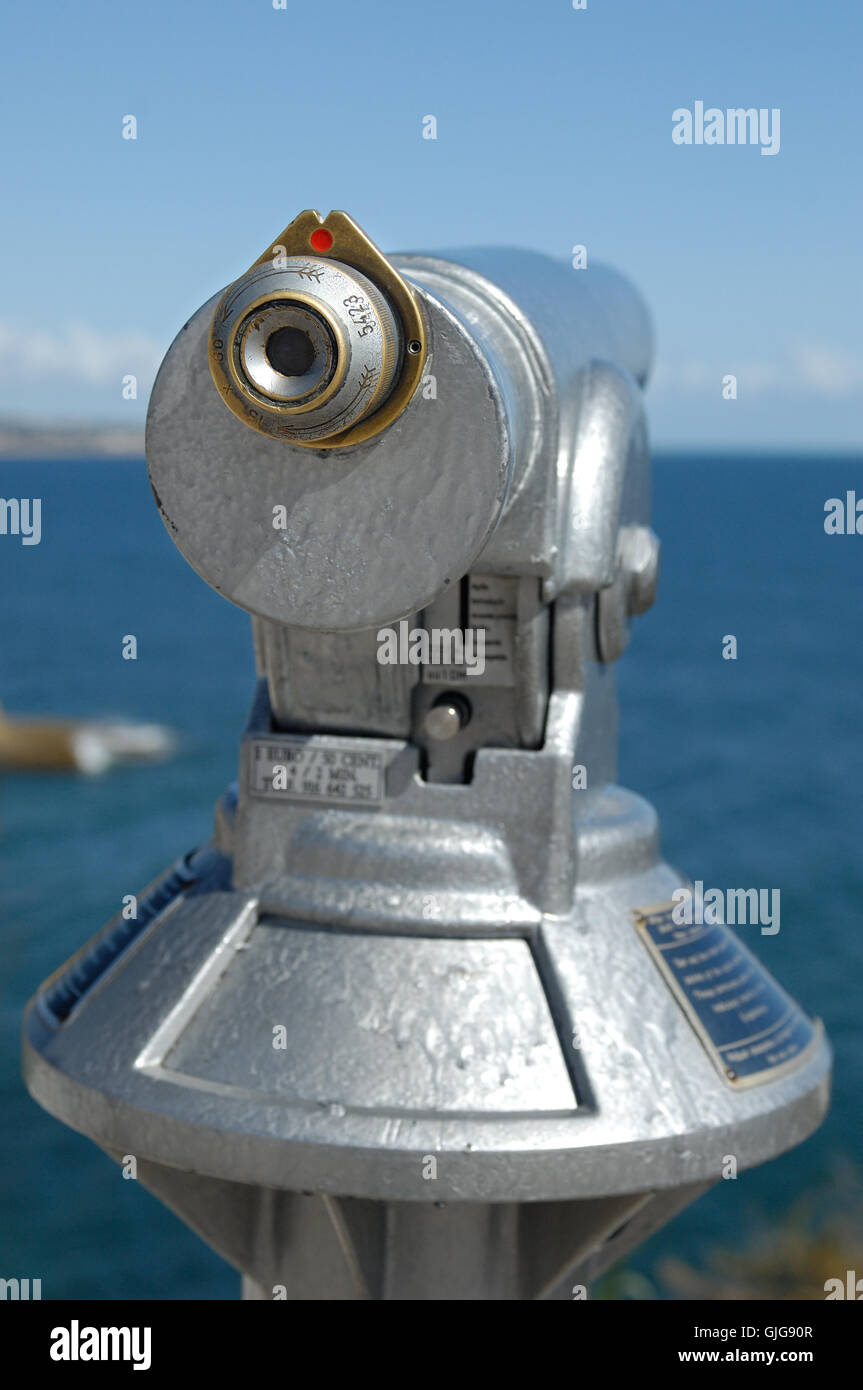 Teleskop am Meeresstrand Stockfoto